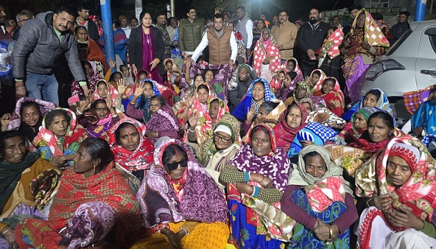 विधायक शिव अरोरा ने शिवपुर क्षेत्र मे 200 से अधिक जरूरतमंद लोगो को बाटे कम्बल! लिया महिला,बुजुर्गों का आशीर्वाद