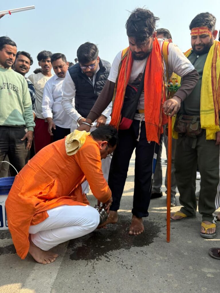 विधायक शिव अरोरा ने हरिद्वार से पवित्र जल लेकर आये कावरियो के चरण धोकर किया स्वागत,विधायक बोले कावरियो की सेवा करना मेरा लिये विशेष सौभग्य की बात
