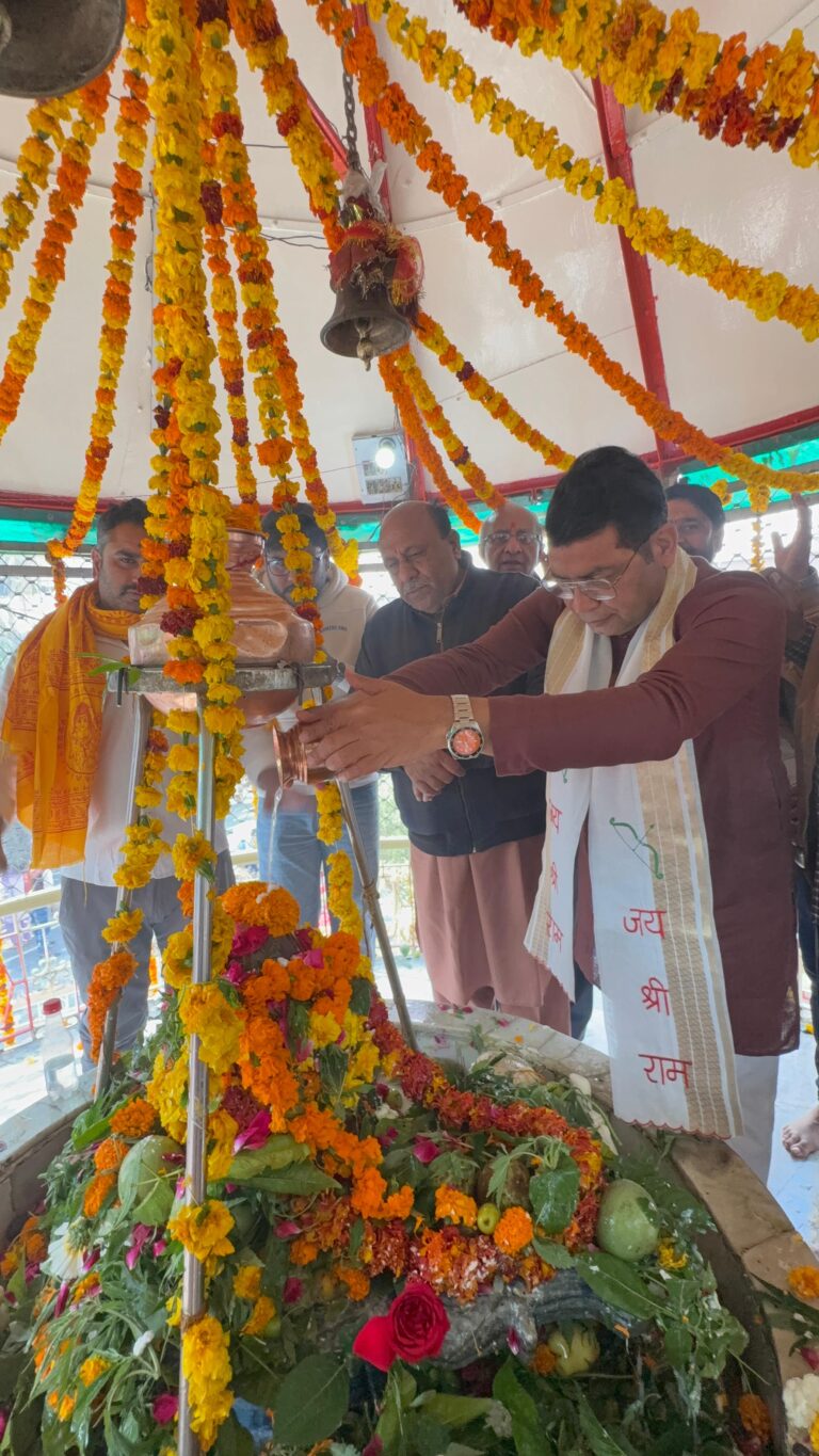 महाशिवरात्रि के पावन पर्व पर विधायक शिव अरोरा ने पांच मन्दिर में जलाअभिषेक कर समस्त क्षेत्रवासियो के सुख समृद्धि की कामना