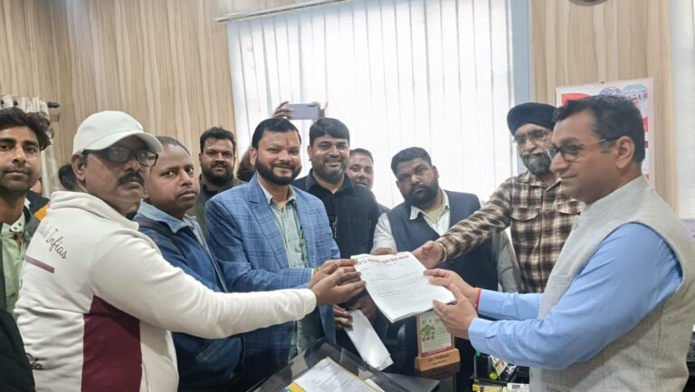 पत्रकारों के उत्पीड़न और फर्जी मुकदमों के खिलाफ कुमाऊं युवा प्रेस क्लब ने भरी हुंकार – एडीएम के माध्यम से मुख्यमंत्री को भेजा ज्ञापन – पुलिसिया बर्बरता और फर्जी मुकदमों पर जताई कड़ी नाराजगी