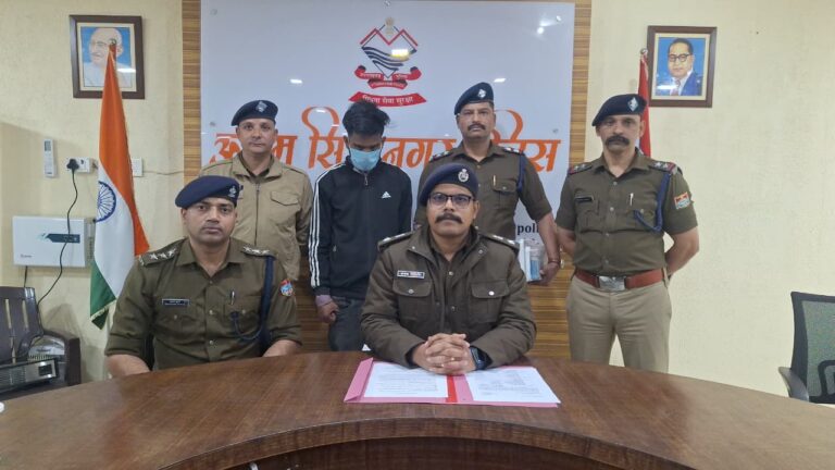 जनसेवा केंद्र की आड़ में चल रहा था फर्जीवाड़ा, पुलिस-एसटीएफ की संयुक्त कार्यवायी में नकली दस्तावेजों का जखीरा बरामद