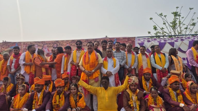 रुद्रपुर में नौवां सामूहिक विवाह समारोह: 21 जोड़े वैदिक मंत्रोच्चार के साथ बंधे वैवाहिक बंधन में