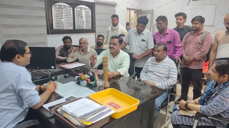 समस्याओं को लेकर ठुकराल के नेतृत्व में अधिशासी अभियंता का घेराव