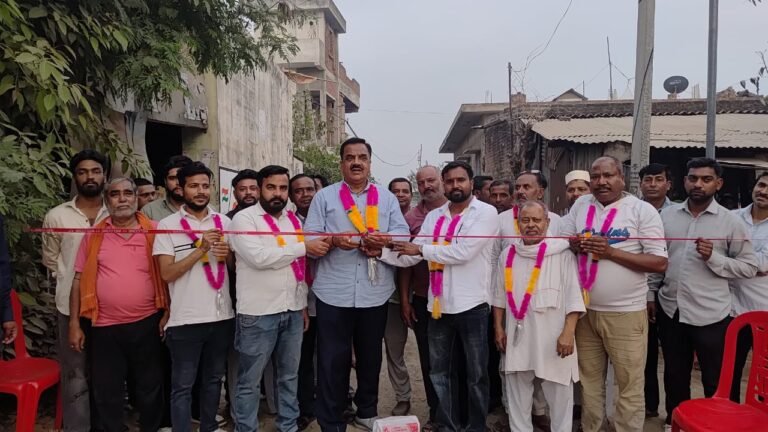 संजयनगर महतोष में इंटरलॉकिंग सड़क निर्माण का शुभारंभ, पूर्व विधायक ठुकराल ने रखी नींव