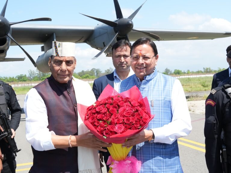 पंतनगर में रक्षा मंत्री का शाही स्वागत, सीएम धामी ने पहनाई पारंपरिक टोपी