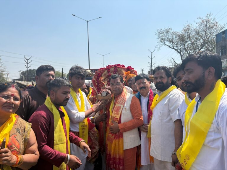 धूम धाम से निकला माँ अटरिया का डोला, विधायक शिव अरोरा हुए शामिल