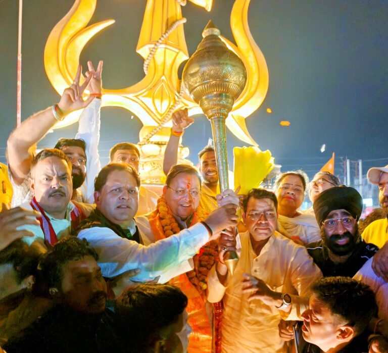 त्रिशूल चौक पर सीएम धामी के स्वागत को उमड़े कार्यकर्ता – महापौर ने सीएम धामी को गदा भेंट कर किया स्वागत