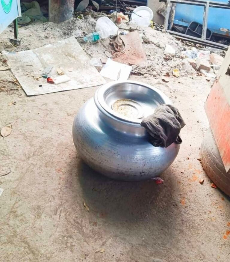 मंगलवार को मीट बेचना पड़ा भारी — निगम की रेड में नॉनवेज और पतीला जब्त