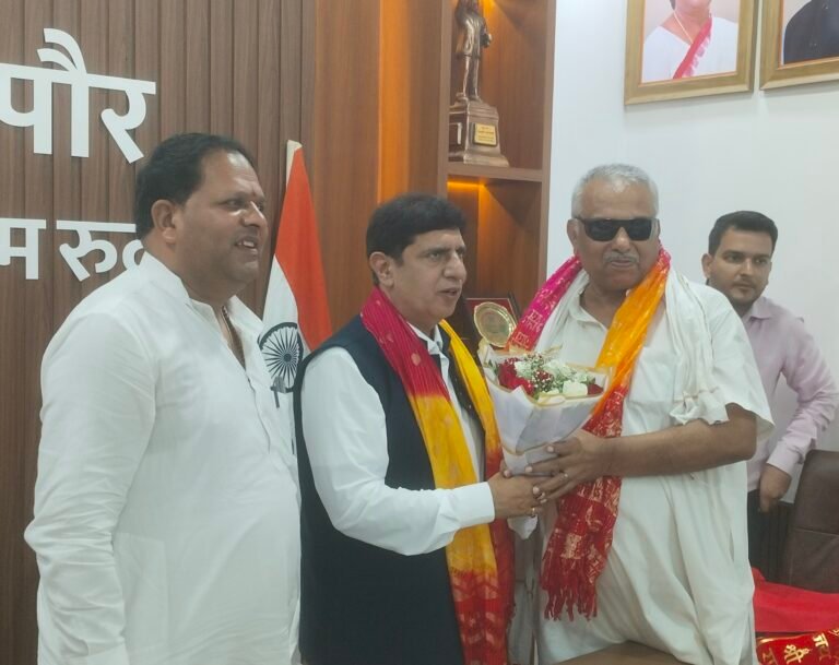 रुद्रपुर में प्रभारी मंत्री प्रदीप बत्रा का गर्मजोशी से बलवंत अरोरा बल्लू ने किया स्वागत