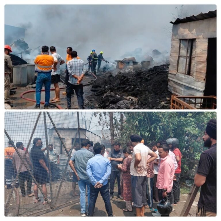 स्क्रैप गोदाम में भीषण आग, कई कंपनियों की दमकलें जुटीं, लाखों का नुकसान