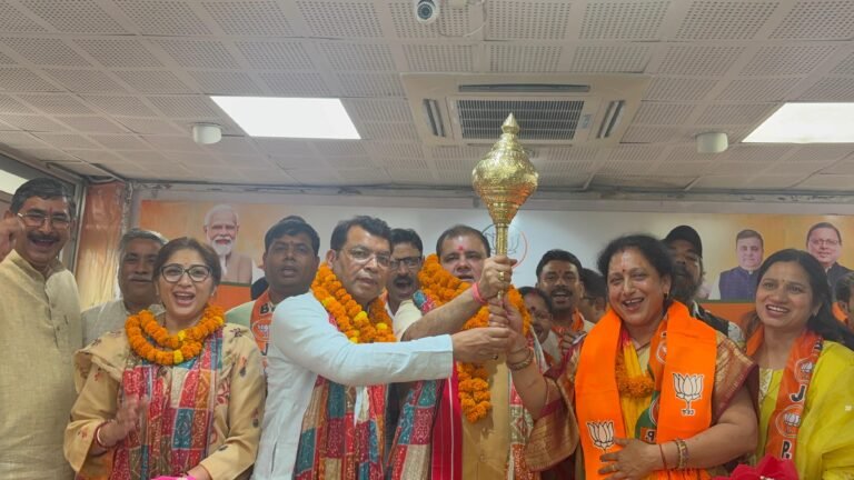 रुद्रपुर मे कांग्रेस को लगा तगड़ा झटका,पूर्व पालिका अध्यक्ष मीना शर्मा ने थामा भाजपा का दामन, प्रदेश अध्यक्ष महेंद्र भट्ट ने देहरादून भाजपा कार्यालय मे विधायक शिव अरोरा की मौजूदगी दिलाई सदस्यता,मीना शर्मा ने मुख्यमंत्री पुष्कर धामी व प्रदेश अध्यक्ष महेंद्र भट्ट को गदा भेट कर जताया आभार
