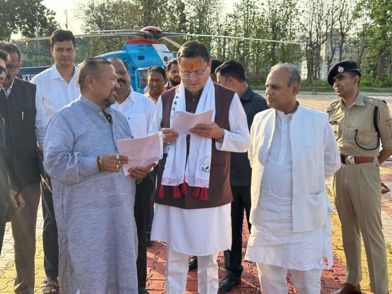 खटीमा पहुंचे मुख्यमंत्री धामी, जनता की सुनीं समस्याएं, अधिकारियों को दिए समाधान के निर्देश
