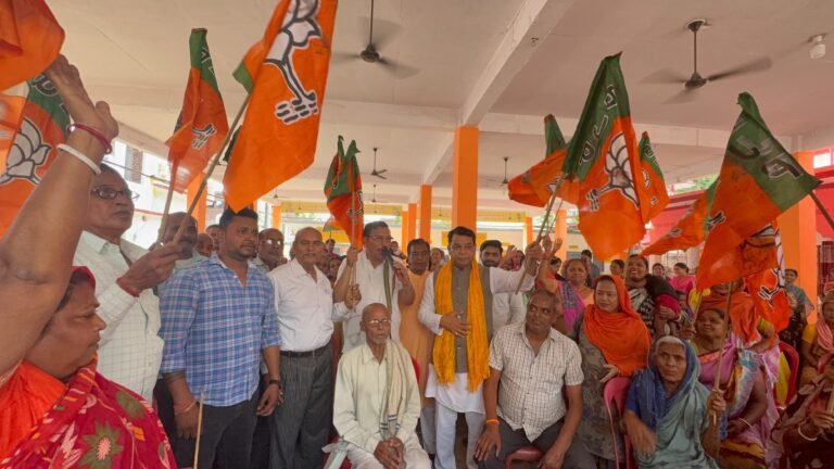 पश्चिम बंगाल में मुख्यमंत्री शुभेंदु अधिकारी के नेतृत्व वाली भाजपा की सरकार बनने पर मुखर्जी नगर में विधायक शिव अरोड़ा ने कार्यकर्ताओं संग झालमुड़ी बाटकर खुशी का इजहार किया