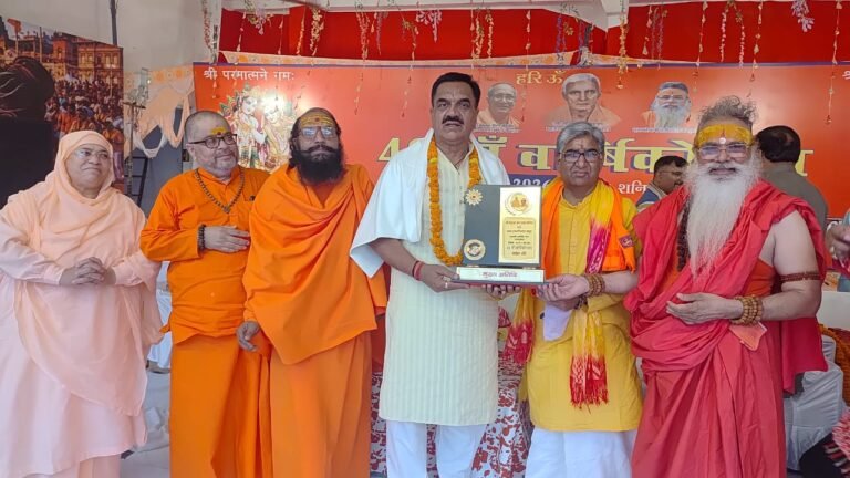 संतों के सानिध्य में पहुंचे ठुकराल, शॉल ओढ़ाकर किया सम्मानित