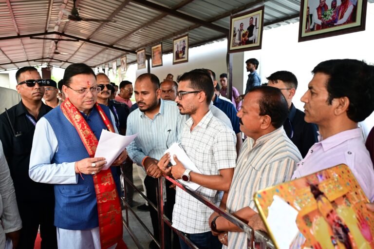 खटीमा पहुंचे मुख्यमंत्री धामी, जनता दरबार में सुनीं समस्याएं