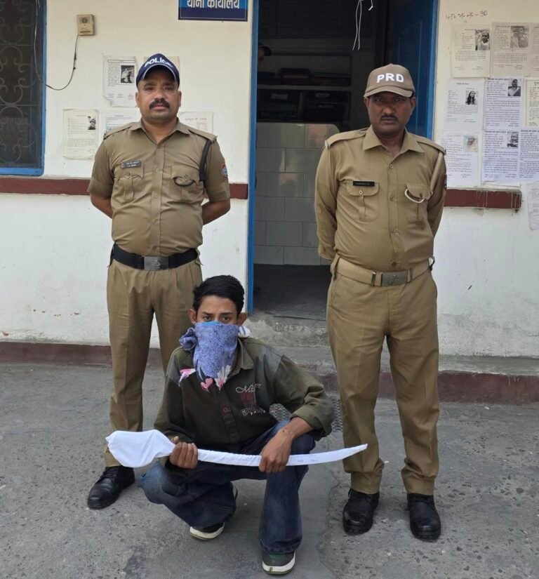 हाथ में तलवार, मोहल्ले में दहशत… पुलिस ने ऐसे दबोचा