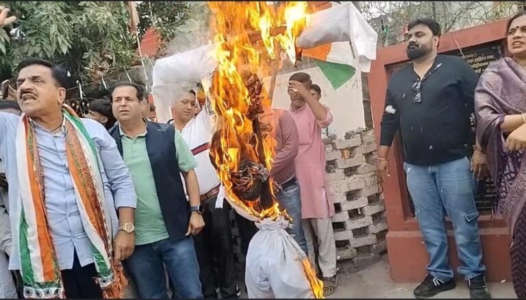 चंपावत गैंगरेप पर कांग्रेस का फूटा गुस्सा, रुद्रपुर में भाजपा सरकार का पुतला फूंका; बोले— महिलाएं नहीं सुरक्षित