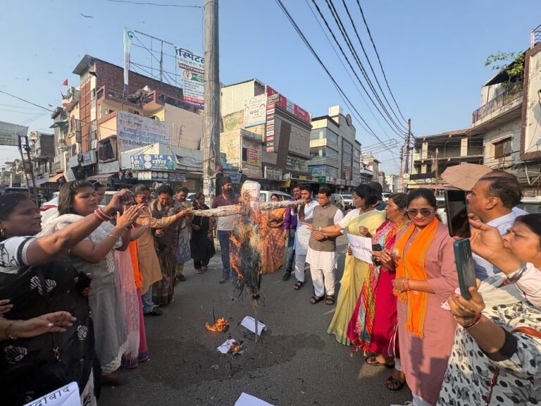 भाजपा महिला मोर्चा ने किया कांग्रेस पार्टी का पुतला दहन, दिखा भारी आक्रोश