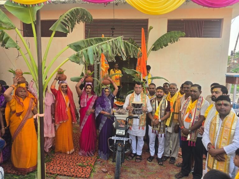 विधायक शिव अरोरा रम्पुरा एकराम आर्य पार्क शिव मंदिर मे होने वाली शिवलिंग प्राण प्रतिष्ठा से पूर्व आयोजित कलश यात्रा में हुए शामिल
