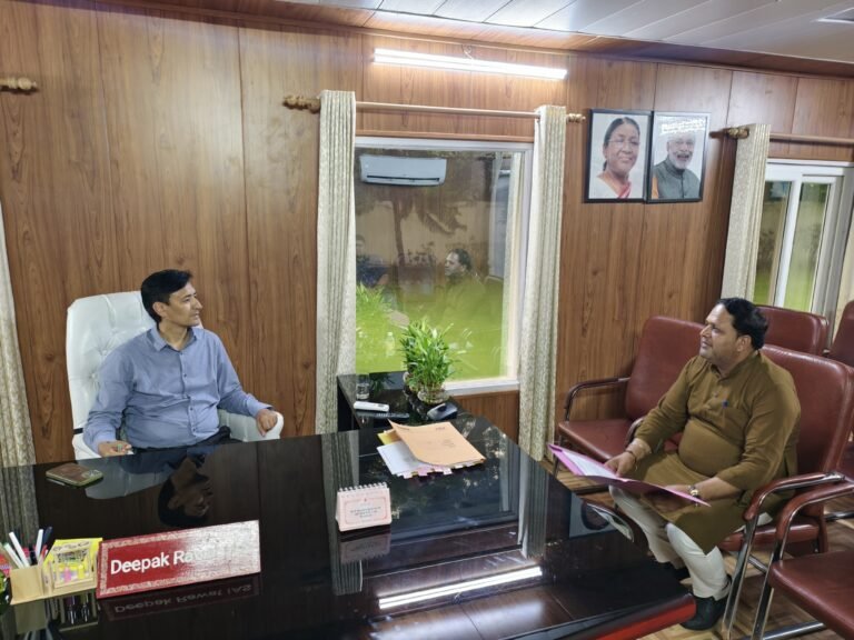 रुद्रपुर के समग्र विकास ज्वलंत एवं जनहित के मुद्दों पर मेयर विकास शर्मा ने कुमाऊँ आयुक्त/सचिव मुख्यमंत्री दीपक रावत से की मुलाकात