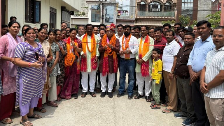 विधायक शिव अरोरा ने कौशल्या एनक्लेव फेस -2 मे गार्ड रूम सुरक्षा गेट व हाईमार्क्स लाइट के कार्य का फीता काटकर किया लोकार्पण