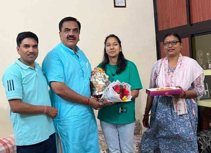 रुद्रपुर की बेटी ने भरी उड़ान: भारतीय वायु सेना में देशभर में तीसरी, उत्तराखंड में प्रथम रैंक हासिल कर बढ़ाया मान,पूर्व विधायक राजकुमार ठुकराल ने मेघा सिंह को किया सम्मानित, कहा— बेटियों की सफलता पूरे प्रदेश के लिए प्रेरणा