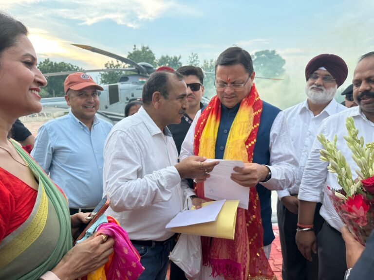 खटीमा दौरे पर मुख्यमंत्री धामी, जनप्रतिनिधियों से की मुलाकात, सुनीं समस्याएं