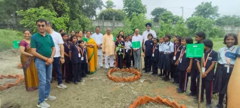 हरेला पर्व पर नवग्रह वाटिका में हुआ वृक्षारोपण, हरित उत्तराखंड का लिया संकल्प