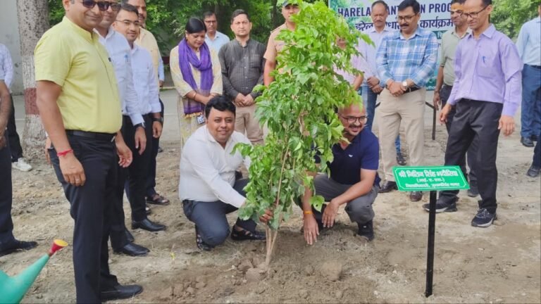 हरेला पर्व पर जिलाधिकारी नितिन सिंह भदौरिया ने किया वृक्षारोपण, पर्यावरण संरक्षण का दिया संदेश