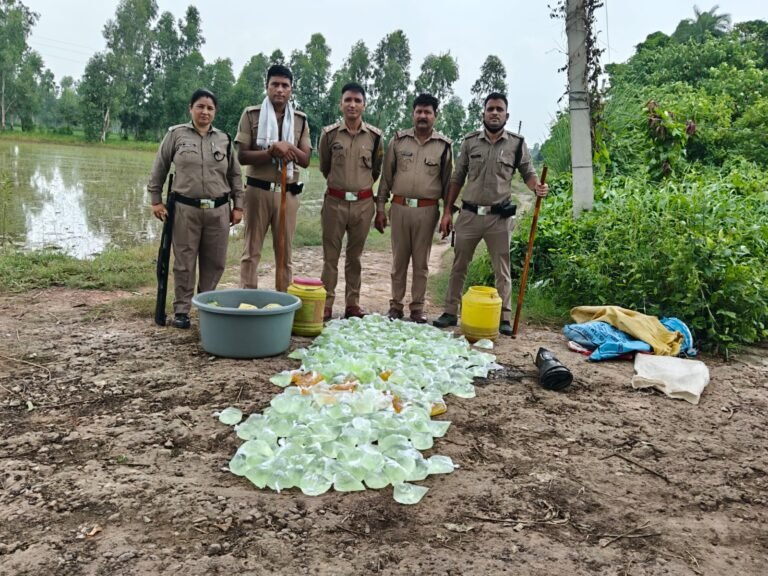 शराब माफियाओं की कमर तोड़ने उतरी आबकारी टीम, ताबड़तोड़ छापेमारी