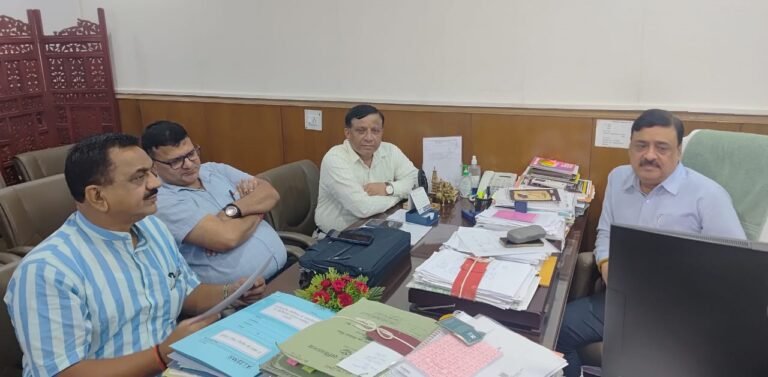 रूद्रपुर में बदहाल स्वास्थ्य सेवाओं को लेकर स्वास्थ्य सचिव से मिले ठुकराल,तत्काल नियुक्ति की मांग