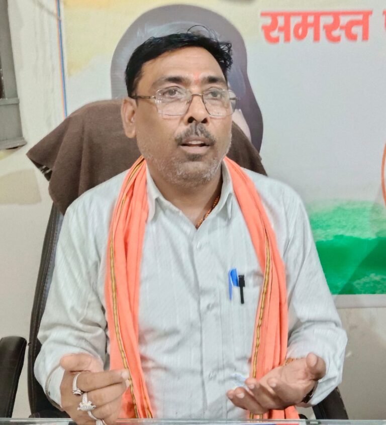 कोर्ट का आदेश बेअसर! ताले टूटे, मंदिर पर कब्जे की कोशिश, पुलिस पर उठे सवाल