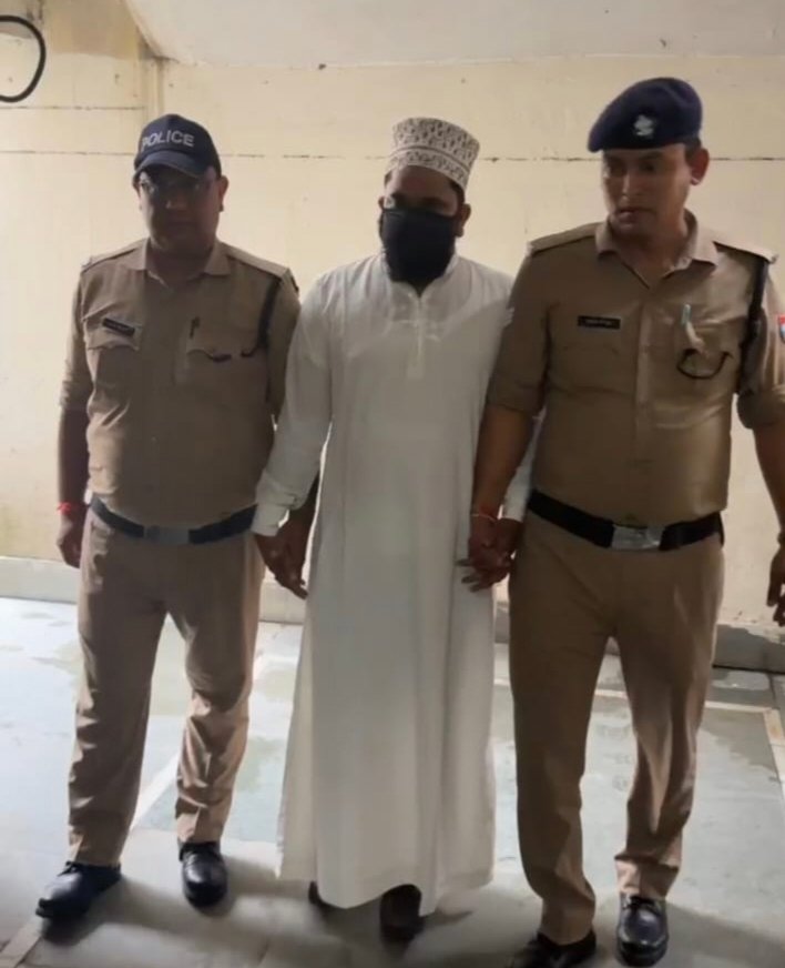 बारावफात जुलूस में भड़काऊ भाषण, मौलाना मुजीब गिरफ्तार