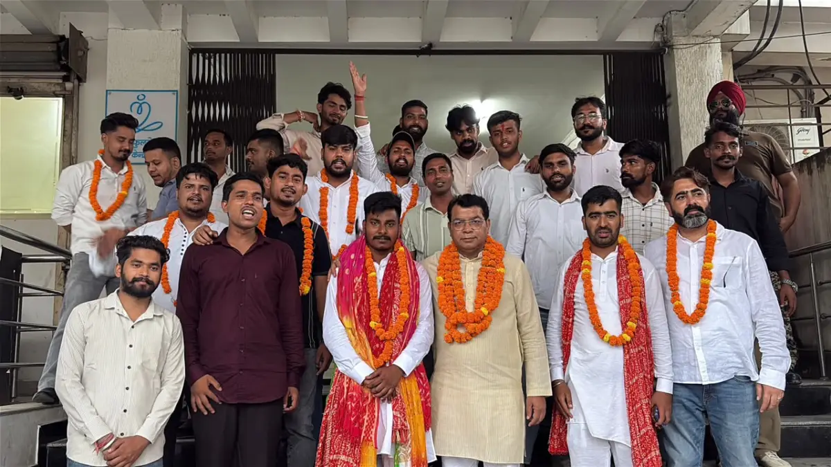 छात्र उपाध्यक्ष पद पर विश्वजीत निर्विरोध निर्वाचित पहुंचे विधायक कार्यालय , विधायक शिव अरोरा ने अंगवस्त्र फूलमाला पहनाकर दी शुभकामनायें विधायक कार्यालय के बाहर आतिशबाजी कर छात्रों ने मनाया जीत का जश्न