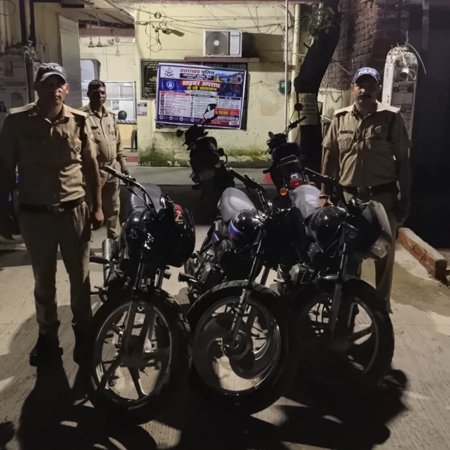 तेज रफ्तार और बिना नंबर प्लेट दौड़ रही तीन बाइक सीज