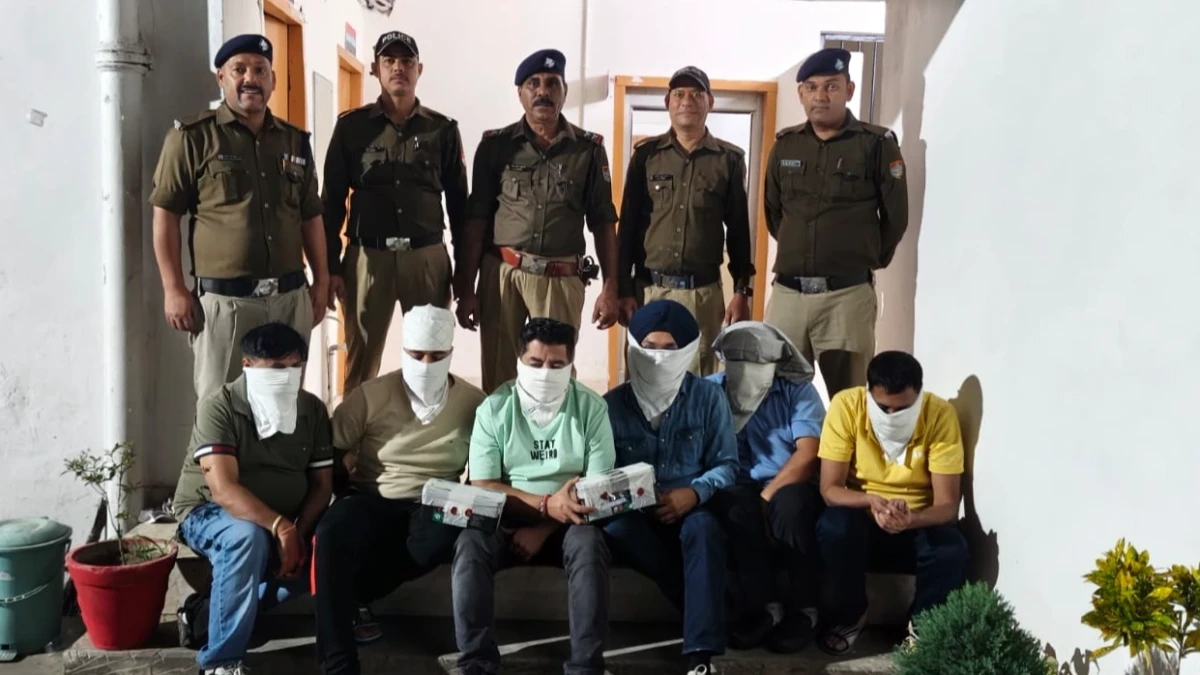 ओमेक्स के आलीशान विला में जुए की महफिल, पुलिस ने मारा छापा, 3.88 लाख के साथ छह गिरफ्तार
