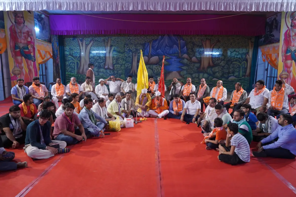 गाजे-बाजे और आतिशबाजी के बीच निकली महावीर ध्वज यात्रा, विधिवत हुआ ध्वज पूजन