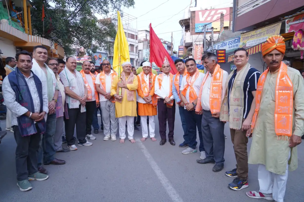 गाजे-बाजे और आतिशबाजी के बीच निकली महावीर ध्वज यात्रा, विधिवत हुआ ध्वज पूजन